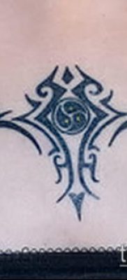 tetoválás a farokcsont fotóján (érték) - példa egy érdekes tetoválási rajzra - 019