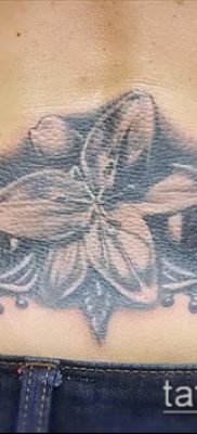 tetoválás a farokcsont fotóján (érték) - példa egy érdekes tetoválási rajzra - 010