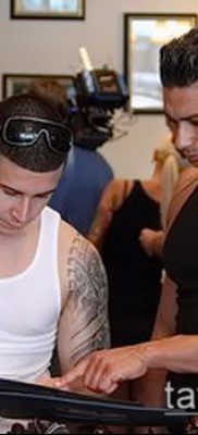 Példa egy férfi könyök tetoválásra - fotó