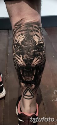 fotó a jobb lábán lévő tetoválásról, 2018. 04. 16 -án, №031 - tetoválás a jobb lábán -