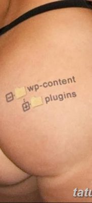 fotó a fenéken lévő tetoválásról, 2017. 09. 09. # 113 - tetoválás a fenéken -