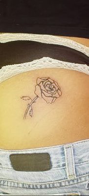 fotó a fenéken lévő tetoválásról, 2017. 09. 09. # 039 - tetoválás a fenéken -