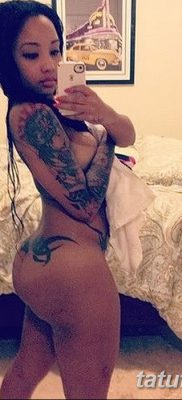 fotó a fenéken lévő tetoválásról, 2017. 09. 09. №044 - tetoválás a fenéken -