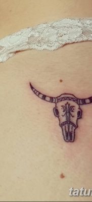 fotó a fenéken lévő tetoválásról, 2017. 09. 09 -én, 059 - tetoválás a fenéken -