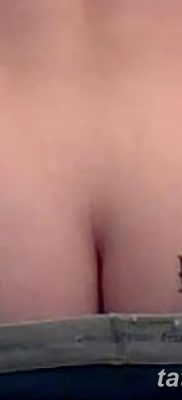 fotó a fenéken lévő tetoválásról, 2017. 09. 09. # 095 - tetoválás a fenéken -