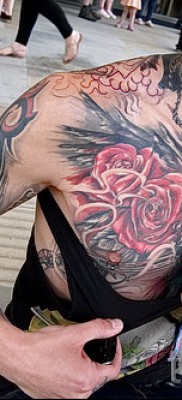 Fotó példa egy orrszarvú tetoválásra egy srác nyakán