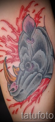 Fotó példa egy orrszarvúra és vér tetoválására