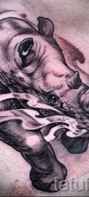 Fotó példa egy orrszarvú tetoválásra - gőzzel az orrlyukakból