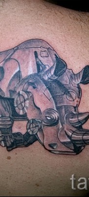 Fotó példa egy orrszarvú tetoválásra - orrszarvú fém páncélzatban - a lapockán