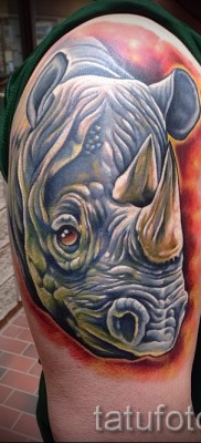 Fotó példa egy orrszarvú tetoválásra - egy férfi jobb vállára