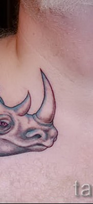 Fotó példa egy orrszarvú tetoválásra - a kulcscsonton