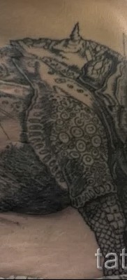 Fotó példa egy orrszarvú tetoválásra - egy férfi oldalán és gyomrában