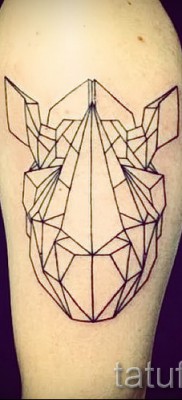 Fotó példa egy orrszarvú tetoválásra - vonalakkal készült