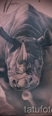 Fotó példa egy orrszarvú tetoválásra - egy változat, amelyben egy futó állat támad