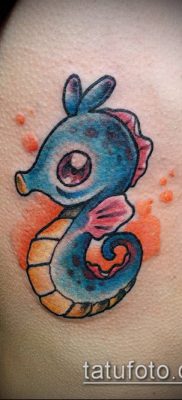 A NEW SCHOOL TATTOOS # 756 egy rajz méltó változata, amely sikeresen használható a rózsák finomítására és felhelyezésére egy új arccsont tetoválásaként