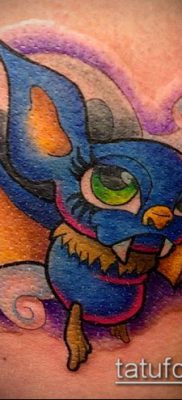 Az új iskolai tetoválások # 966 a minta klassz változata, amely sikeresen használható a férfiak új iskolai tetoválásaként történő feldolgozására és alkalmazására.