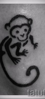 Egy majom tetoválás fotója példaként egy tetoválás jelentését bemutató cikkhez - tatufoto.ru - 2