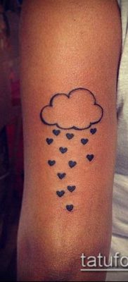 A felhő tetoválás # 880 a minta érdekes változata, amely sikeresen használható a koponya felhőben történő átalakítására és alkalmazására tetoválásként