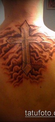 71 -es felhőtetoválás - a minta hűvös változata, amely sikeresen használható változtatásra és tetováló holdként való alkalmazásra a felhőkben