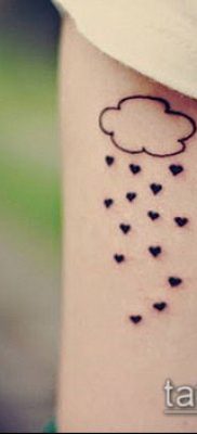 A felhő tetoválás # 990 a minta hűvös változata, amely sikeresen használható felhők karon történő feldolgozására és felhordására tetoválásként