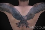Sas tetoválás szárnyakkal az egész háton