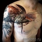 Sas tetoválás - szokatlan munka a vállon és a mellkason