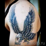 A tetováló sas karmait az áldozatra dobja