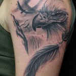 Sas és toll tetoválás a vállán