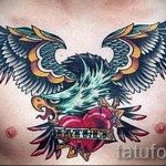 Tetováló sas és szív a felirattal - munka az ember mellkasán