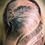 Sas és hegek tetoválás - lehetőség az ember vállán