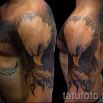 Sas tetoválás a vállon és a háton - Reális hűvös grafika színesben