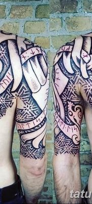 Fénykép tetováló díszről a vállán 2019.07.10. №011 - tetoválódísz a talpon -