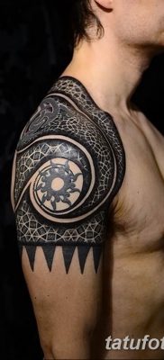 Fénykép tetováló díszről a vállán 2019.07.10. №014 - tetoválódísz a talpon -