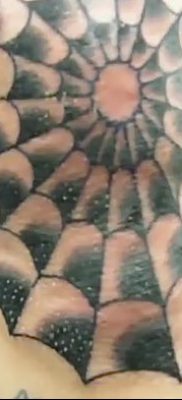 fotó a pókháló tetoválásról a könyökön, kelt 2018.02.06. №066 - tetováló pókháló a könyökön -