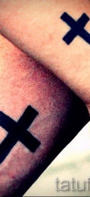 fordított kereszt tetoválás - példa a fotón a 08122015 50. számból