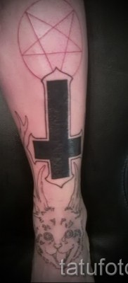 fordított kereszt tetoválás - példa a fotón a 08122015 47. számból