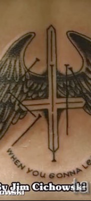 fordított kereszt tetoválás - példa a fotón a 08122015 46. számból