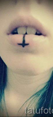 fordított kereszt tetoválás - példa a fotón a 08122015 45. sz