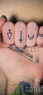 fordított kereszt tetoválás - példa a képen a 08122015 43. sz