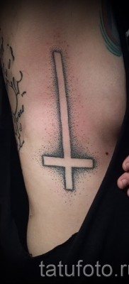 fordított kereszt tetoválás - példa a fotón a 08122015 42. sz