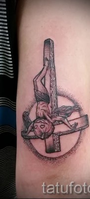 fordított kereszt tetoválás - példa a fotón a 08122015 40. számból