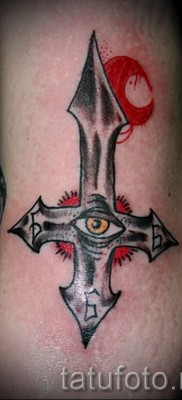 fordított kereszt tetoválás - példa a fotón a 08122015 38. számból