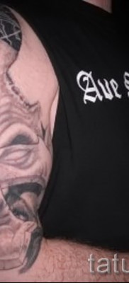 fordított kereszt tetoválás - példa a fotón a 08122015 37. számból