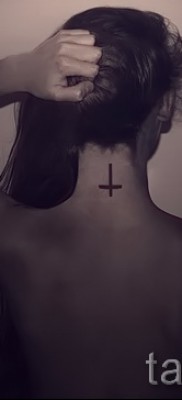 fordított kereszt tetoválás - példa a képen a 08122015 35. számból