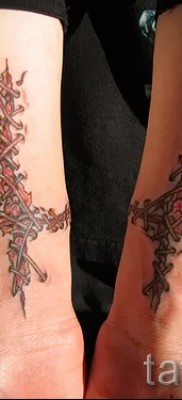 fordított kereszt tetoválás - példa a fotón a 08122015 34. számból