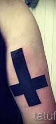 fordított kereszt tetoválás - példa a fotón a 08122015 33. számból