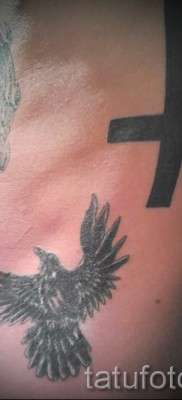 fordított kereszt tetoválás - példa a fotón a 08122015 31. számból