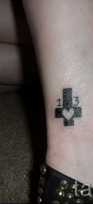 fordított kereszt tetoválás - példa a fotón a 08122015 30. számból