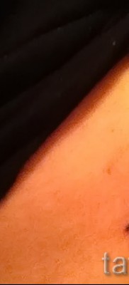 fordított kereszt tetoválás - példa a fotón a 08122015 29. számból