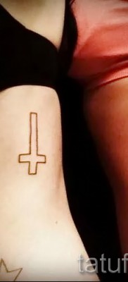 fordított kereszt tetoválás - példa a fotón a 08122015 28. számból
